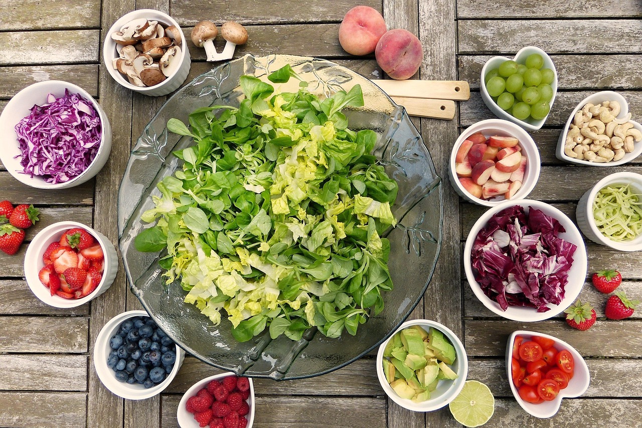 Mulher comendo refeição leve com vegetais e frutas para aliviar azia
