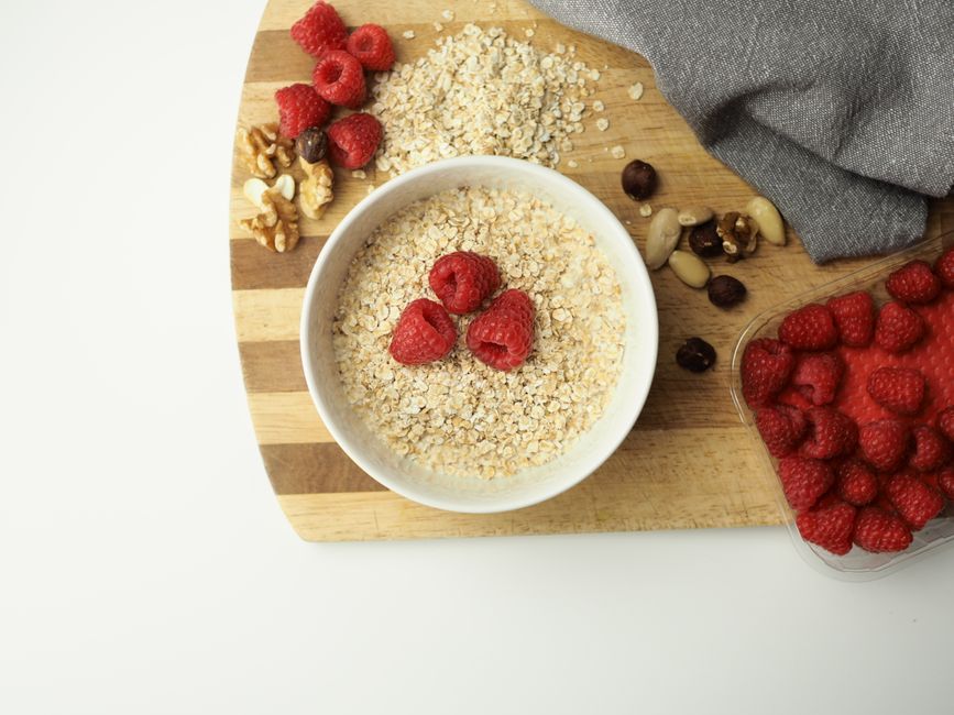 Café da manhã saudável com aveia, frutas vermelhas, nozes e pão integral