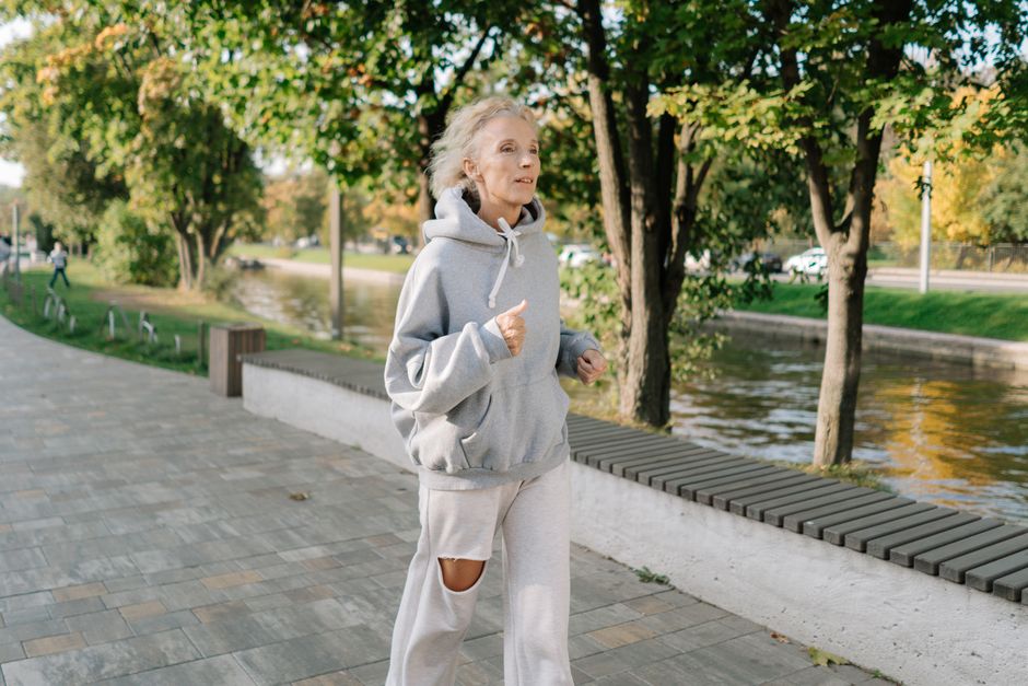 Mulher madura praticando exercício físico regular ao ar livre