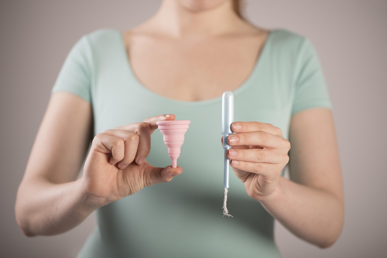 Mulher anotando ciclos menstruais irregulares em calendário