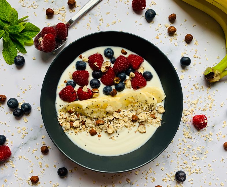 Tigela de aveia com frutas frescas e castanhas