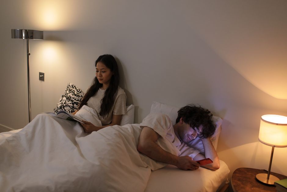 Pessoa evitando o uso de celular e telas na hora de dormir para não interferir no ciclo